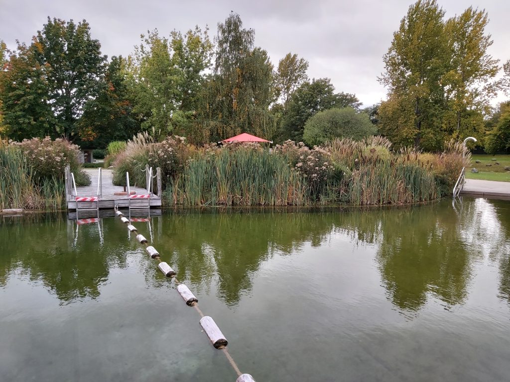 Eine Grenze zwischen tiefen und flachen Regionen des Beckens.