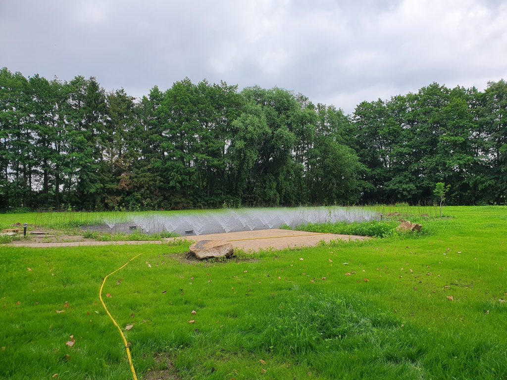 The Neptune filter sprays the water onto the gravel, providing biological water purification.