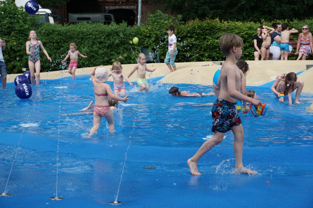 Planschbecken: Kinder schwimmen im Planschbecken.