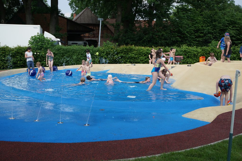 Planschbecken: Kinder schwimmen im Planschbecken.