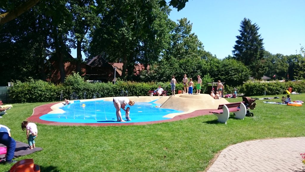 Kleinkindbereich: Kinder spielen im Kinderbecken.