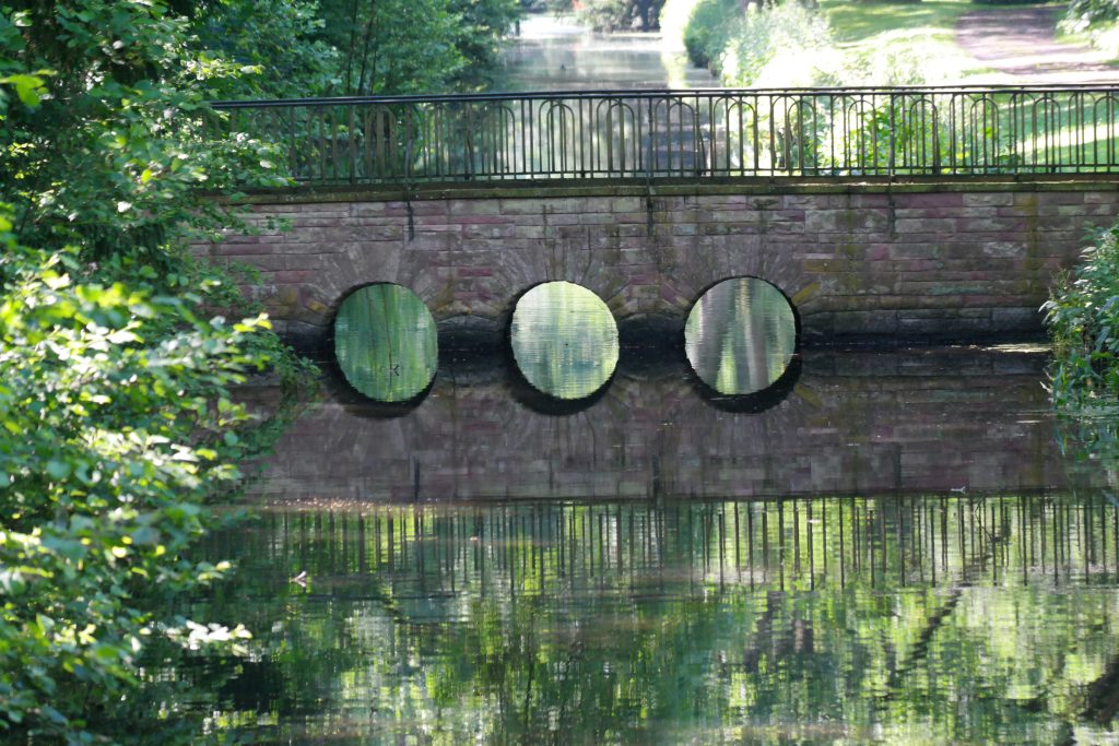 Eine Brücke über den Kanal.