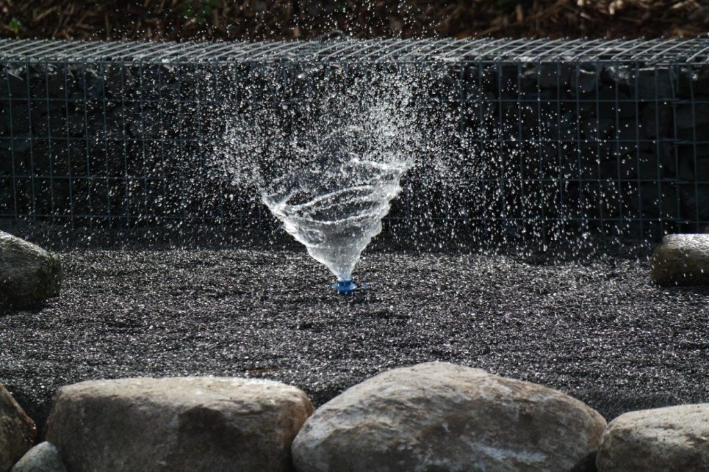 Irrigation filter for biological water treatment.