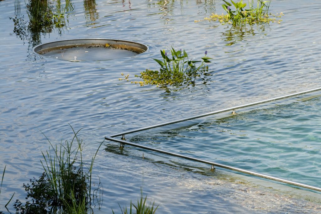 Wasser aus dem Nassfilter, das in das Schwimmerbecken überläuft.