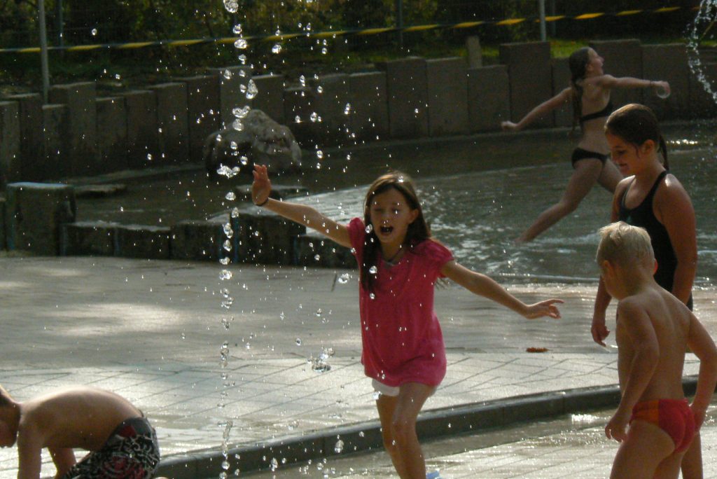 Water world with sprinkler field, play stream and shallow paddling area 