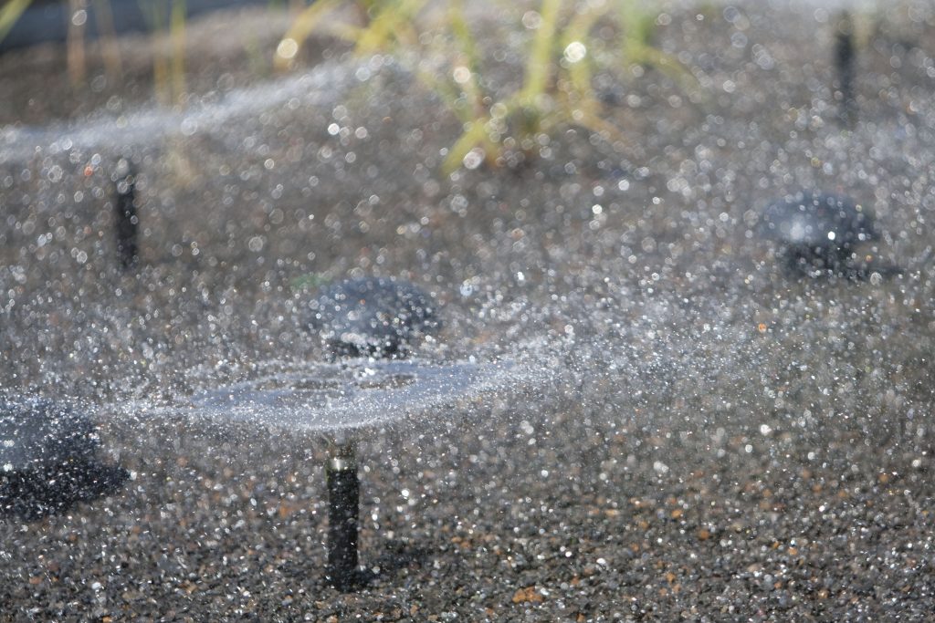 Ein Beregnungsfilter, der das Wasser auf das Kiesmaterial spritzt, das dadurch das Wasser reinigt.