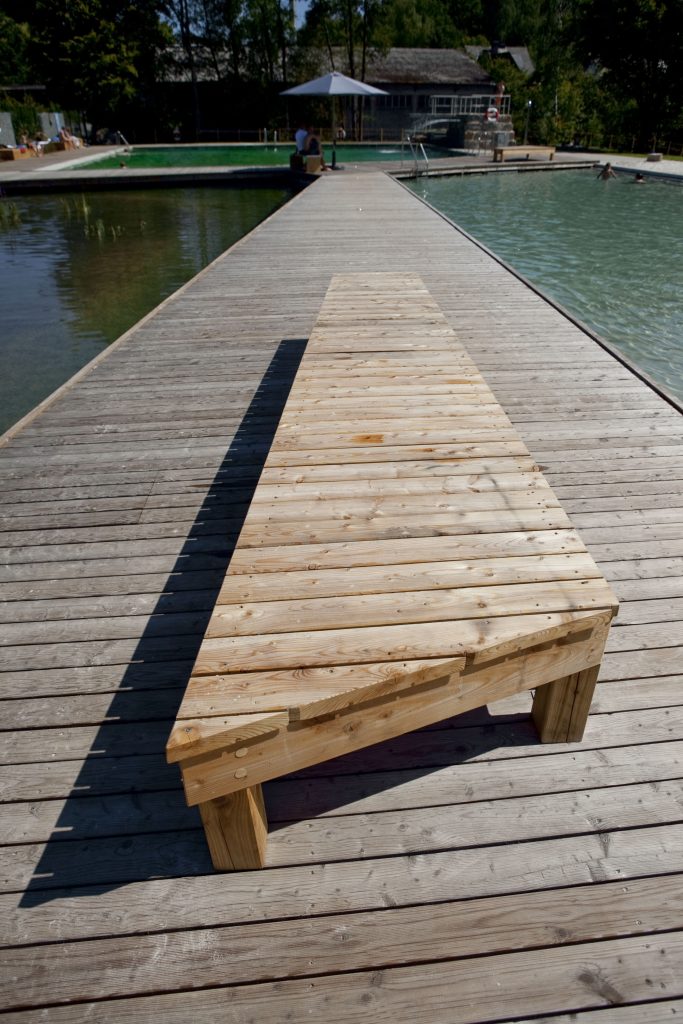 Von der Mitte des Gebäudes gelangt der Badegast über einen leicht geschwungenen Weg in den Mittelgang des Schwimmbereichs.